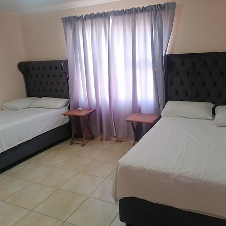 Jjp Self Catering - Three Bedroom House Людериц Экстерьер фото