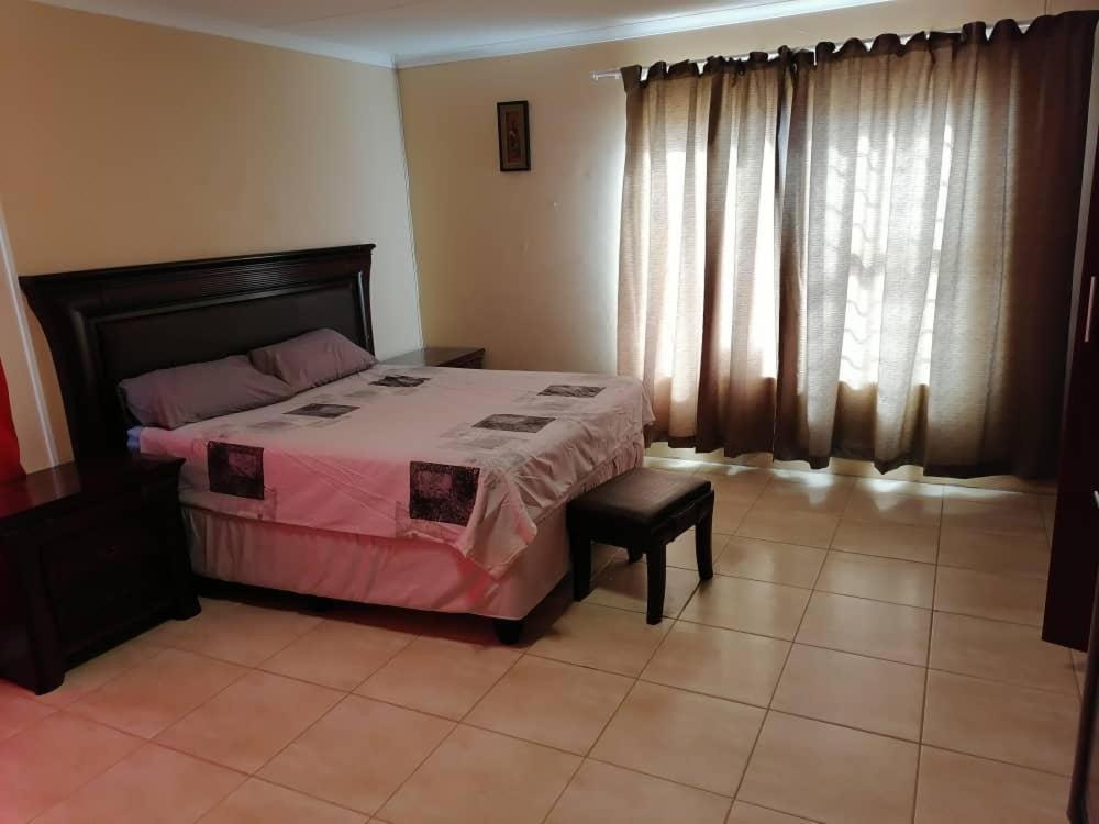 Jjp Self Catering - Three Bedroom House Людериц Экстерьер фото