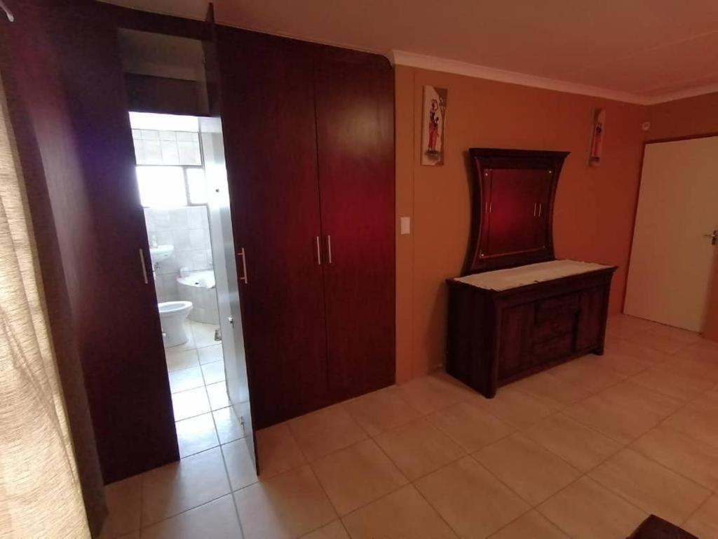Jjp Self Catering - Three Bedroom House Людериц Экстерьер фото