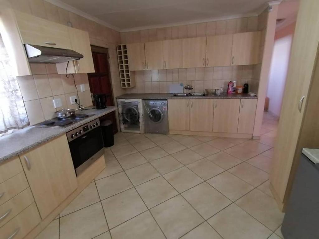 Jjp Self Catering - Three Bedroom House Людериц Экстерьер фото