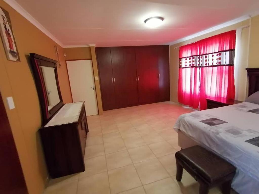 Jjp Self Catering - Three Bedroom House Людериц Экстерьер фото