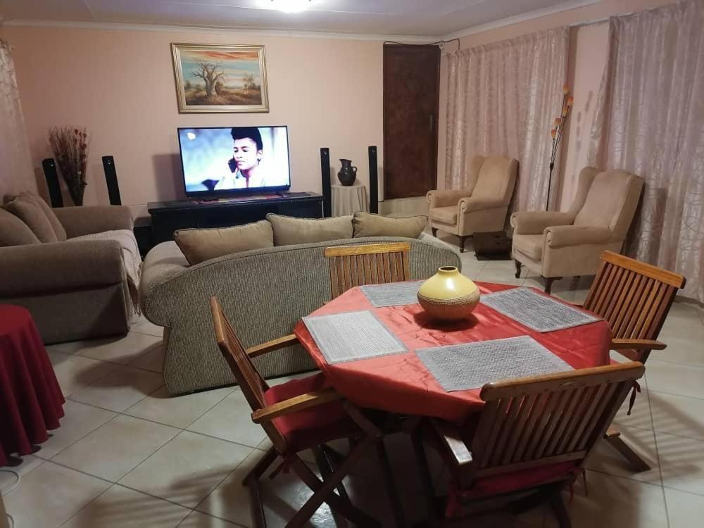 Jjp Self Catering - Three Bedroom House Людериц Экстерьер фото