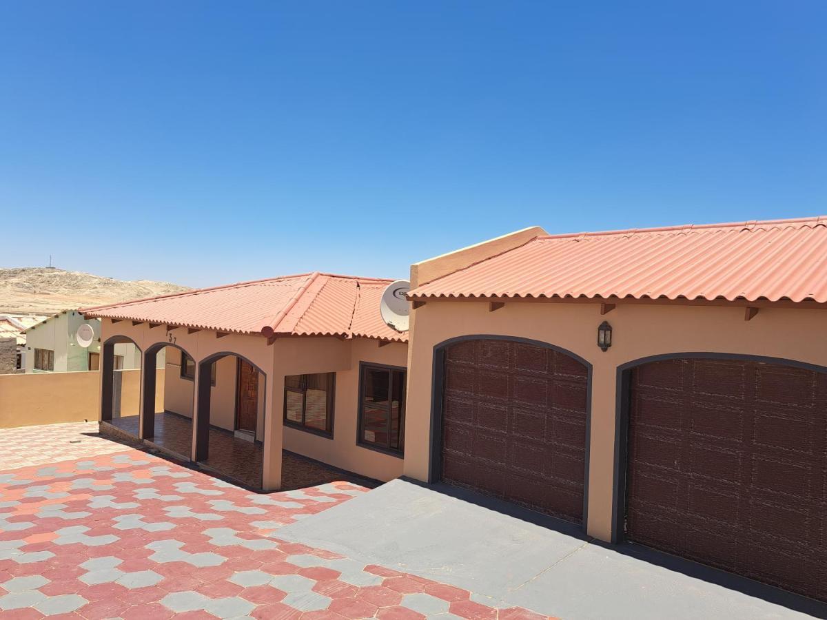 Jjp Self Catering - Three Bedroom House Людериц Экстерьер фото