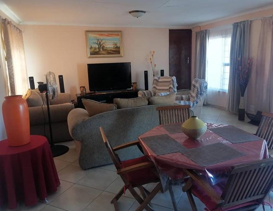 Jjp Self Catering - Three Bedroom House Людериц Экстерьер фото